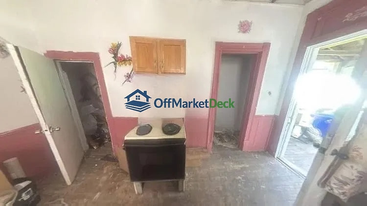 Off-market house in New Castle, Pennsylvania — 2 beds, 2 baths, $11,135 — photo 6 of 8