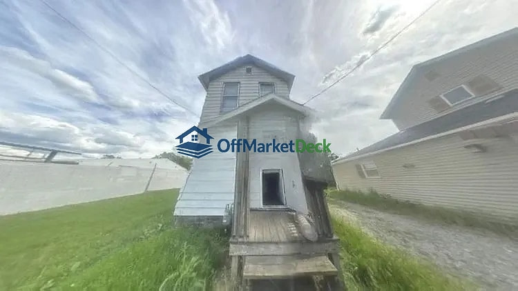 Off-market house in New Castle, Pennsylvania — 2 beds, 2 baths, $11,135 - Blurred background Image