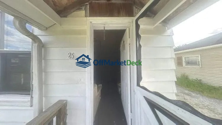 Off-market house in New Castle, Pennsylvania — 2 beds, 2 baths, $11,135 — photo 2 of 8