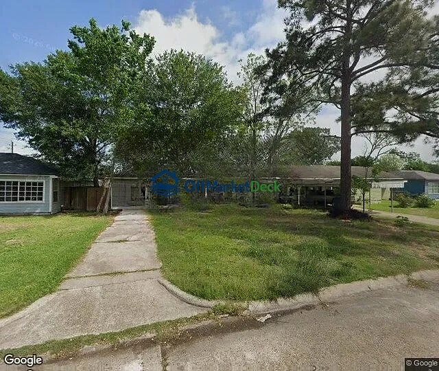 Off-market house in Pasadena, Texas — 3 beds, 2 baths, $135,000 — photo 2 of 3