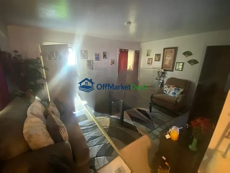 Off-market house in Indianapolis, Indiana — 2 beds, 1 bath, $90,000 — photo 3 of 8
