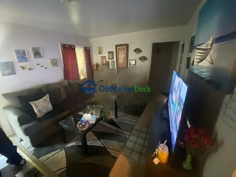 Off-market house in Indianapolis, Indiana — 2 beds, 1 bath, $90,000 - Blurred background Image