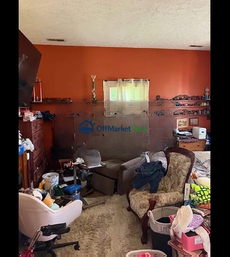 Off-market house in Eminence, Kentucky — 2 beds, 1 bath, $102,600 — photo 7 of 8