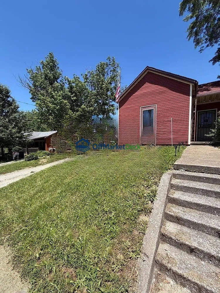 Off-market house in Eminence, Kentucky — 2 beds, 1 bath, $102,600 — photo 4 of 8