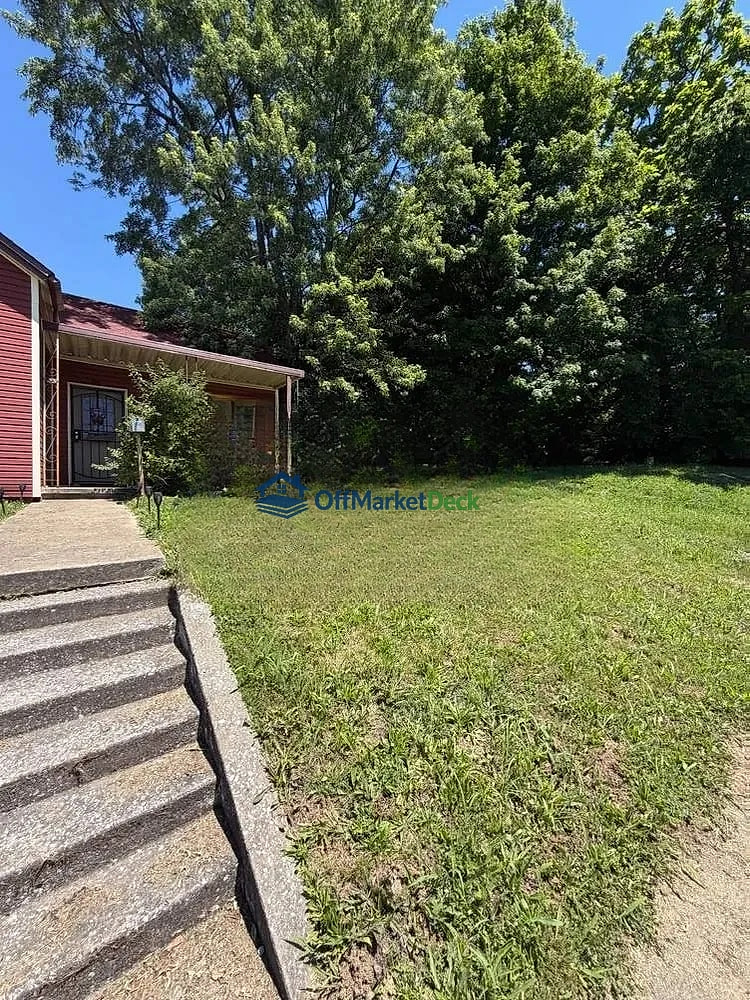 Off-market house in Eminence, Kentucky — 2 beds, 1 bath, $102,600 — photo 3 of 8