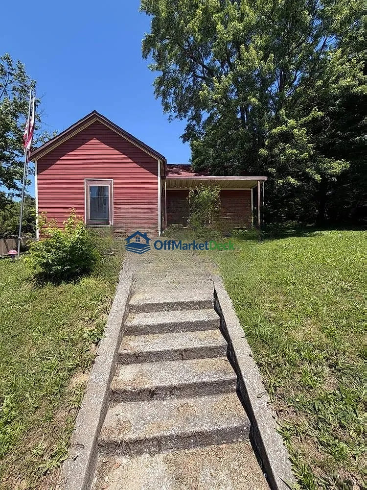 Off-market house in Eminence, Kentucky — 2 beds, 1 bath, $102,600 — photo 2 of 8