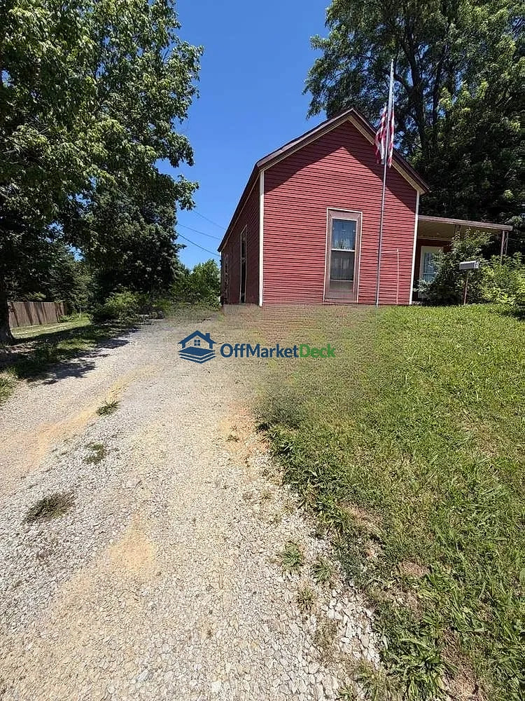 Off-market house in Eminence, Kentucky — 2 beds, 1 bath, $102,600 — photo 5 of 8