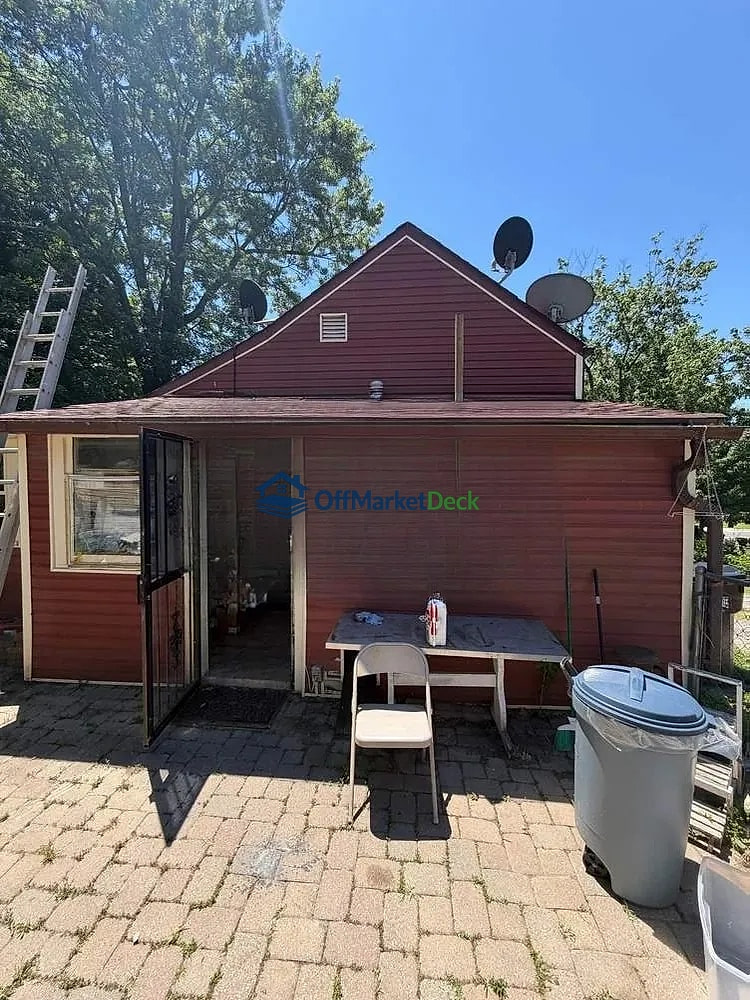 Off-market house in Eminence, Kentucky — 2 beds, 1 bath, $102,600 - Blurred background Image