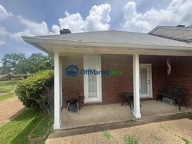 Off-market house in Ridgeland, Mississippi — 3 beds, 2 baths, $225,000 - Blurred background Image