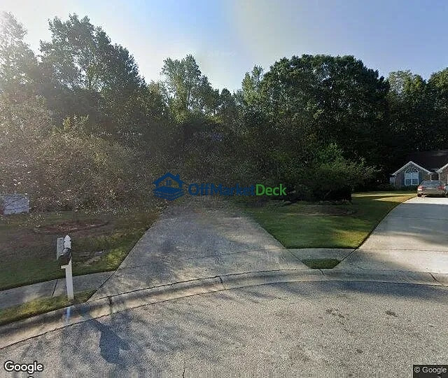 Off-market house in Fayetteville, Georgia — 3 beds, 2 baths, $255,000 — photo 2 of 3