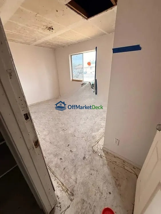 Off-market house in Phoenix, Arizona — 3 beds, 2 baths, $244,000 — photo 3 of 8