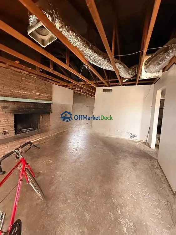 Off-market house in Phoenix, Arizona — 3 beds, 2 baths, $244,000 — photo 2 of 8