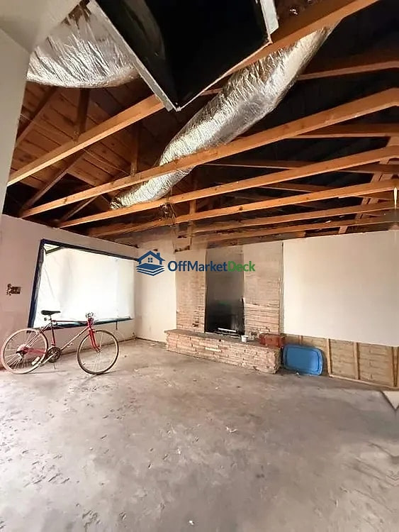 Off-market house in Phoenix, Arizona — 3 beds, 2 baths, $244,000 — photo 6 of 8