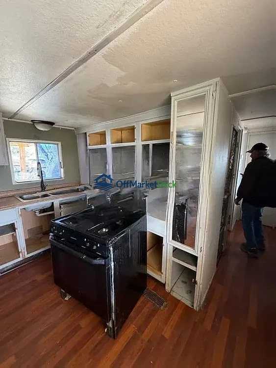 Off-market house in Mayer, Arizona — 2 beds, 2 baths, $51,000 — photo 6 of 8