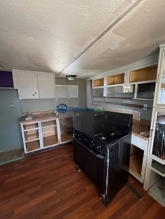 Off-market house in Mayer, Arizona — 2 beds, 2 baths, $51,000 — photo 7 of 8