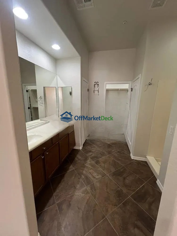 Off-market house in Cave Creek, Arizona — 2 beds, 2 baths, $400,000 — photo 6 of 8