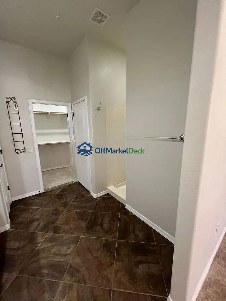Off-market house in Cave Creek, Arizona — 2 beds, 2 baths, $400,000 — photo 7 of 8