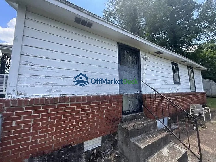 Off-market house in Memphis, Tennessee — 3 beds, 1 bath, $29,500 - Blurred background Image