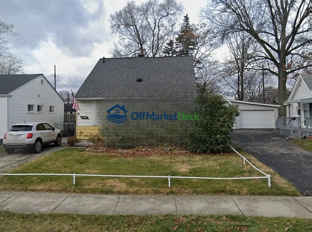 Off-market house in Madison Heights, Michigan — 4 beds, 2 baths, $175,000 - Blurred background Image
