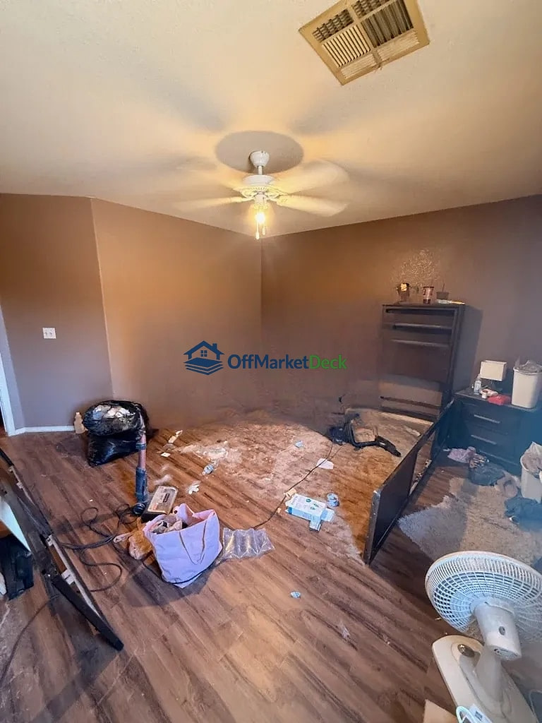 Off-market house in Apache Junction, Arizona — 3 beds, 2 baths, $284,990 — photo 6 of 8
