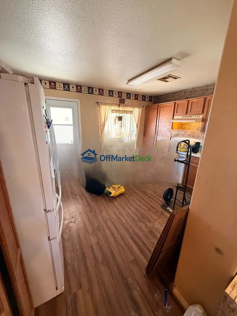 Off-market house in Apache Junction, Arizona — 3 beds, 2 baths, $284,990 — photo 5 of 8