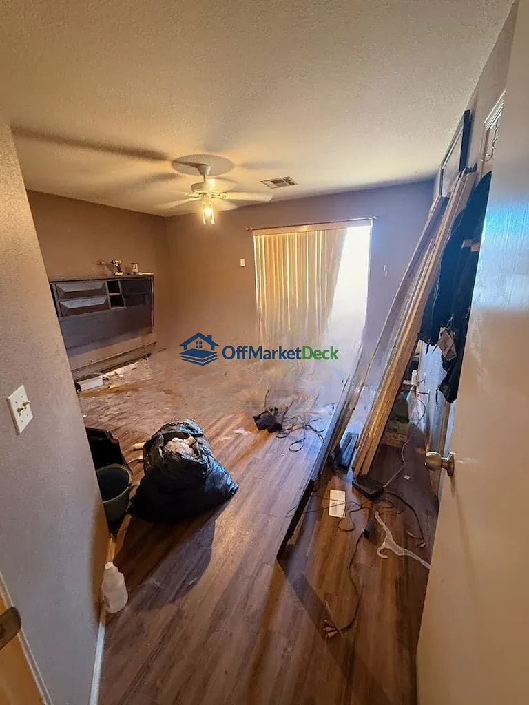 Off-market house in Apache Junction, Arizona — 3 beds, 2 baths, $284,990 — photo 3 of 8