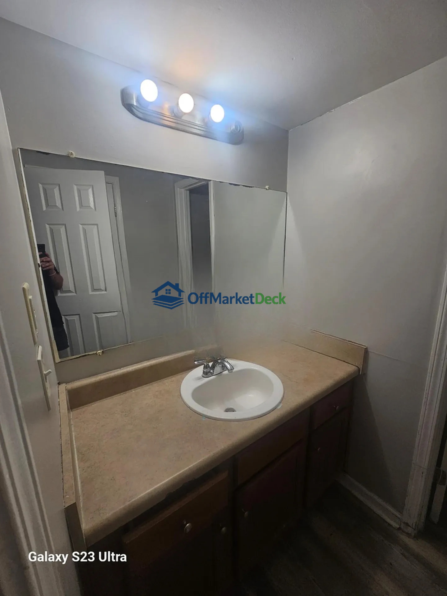 Off-market condo in Nashville, Tennessee — 2 beds, 2 baths, $90,000 — photo 6 of 8