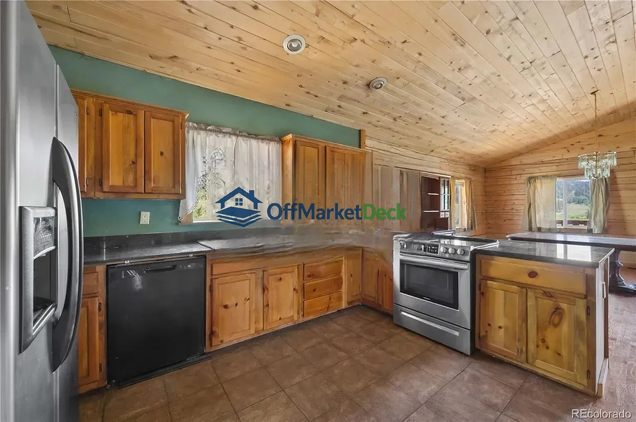 Off-market house in Florissant, Colorado — 3 beds, 2 baths, $515,000 — photo 3 of 8