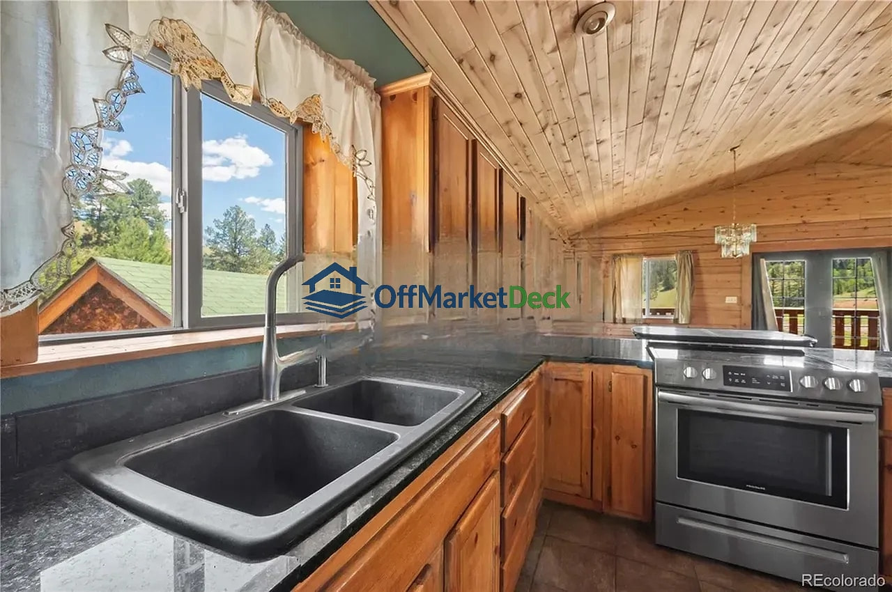 Off-market house in Florissant, Colorado — 3 beds, 2 baths, $515,000 — photo 7 of 8