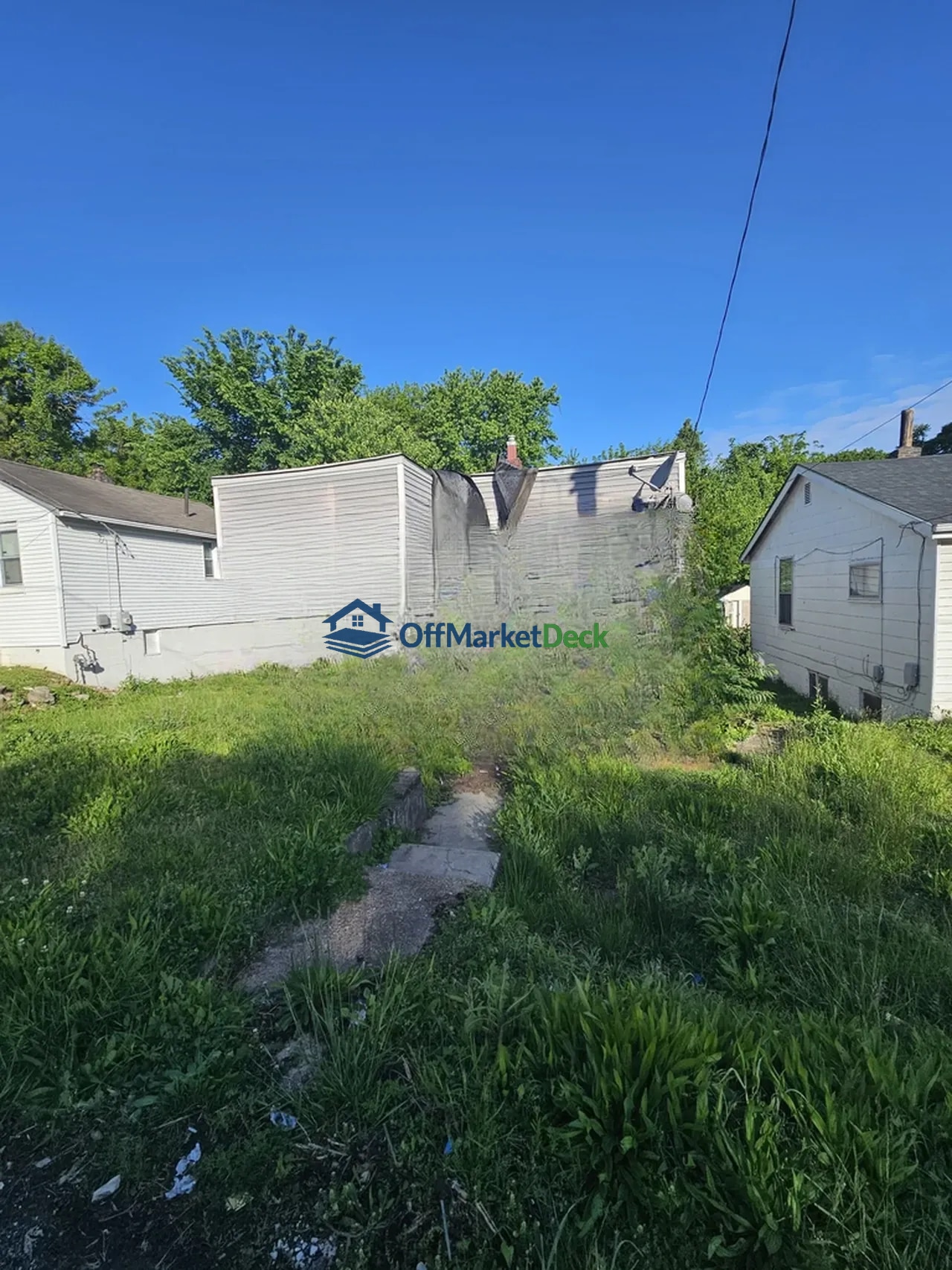 Off-market house in Jennings, Missouri — 3 beds, 1 bath, $29,900 - Blurred background Image
