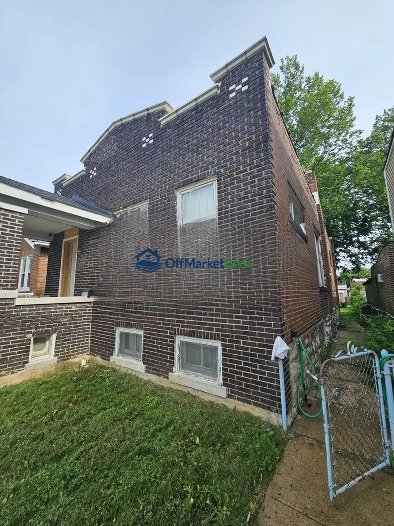 Off-market house in St. Louis, Missouri — 2 beds, 1.5 baths, $135,900 — photo 2 of 8