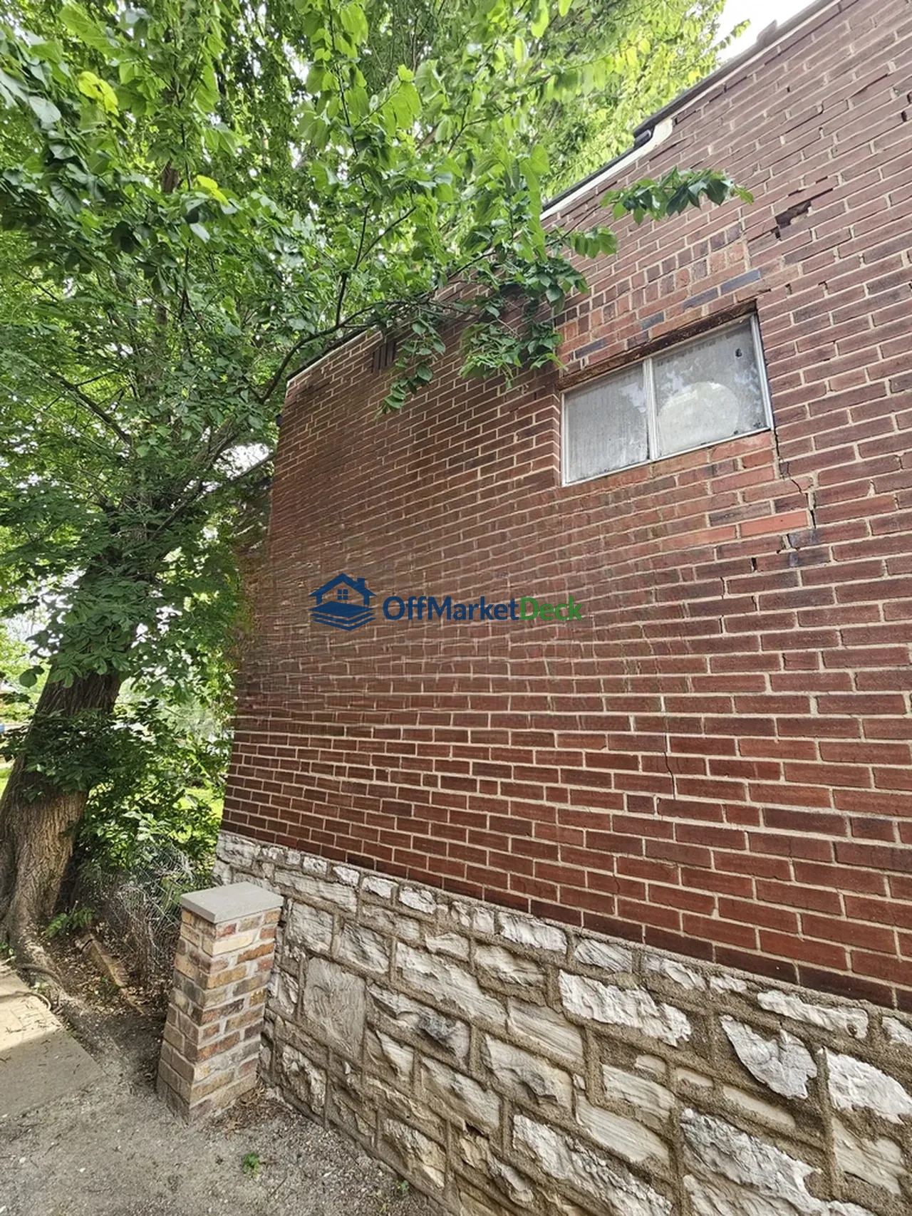 Off-market house in St. Louis, Missouri — 2 beds, 1.5 baths, $135,900 — photo 5 of 8