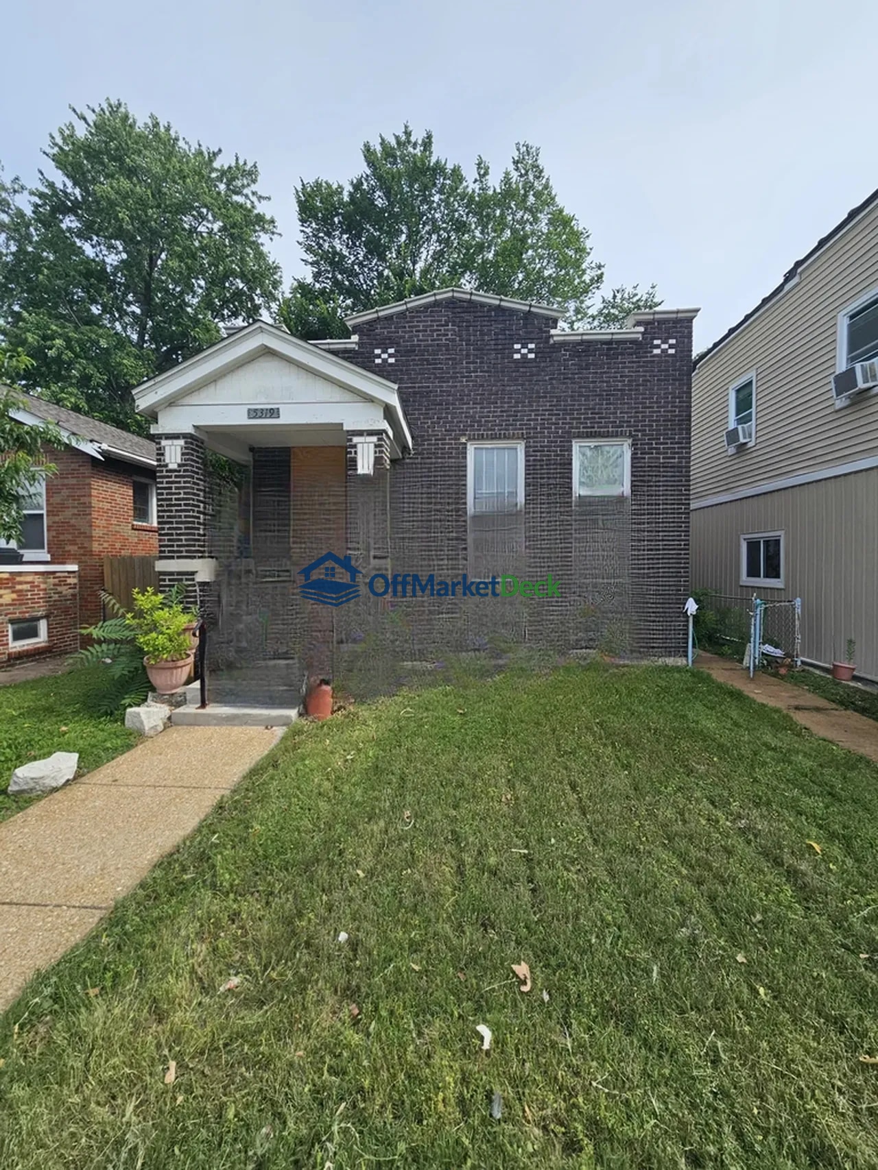 Off-market house in St. Louis, Missouri — 2 beds, 1.5 baths, $135,900 - Blurred background Image