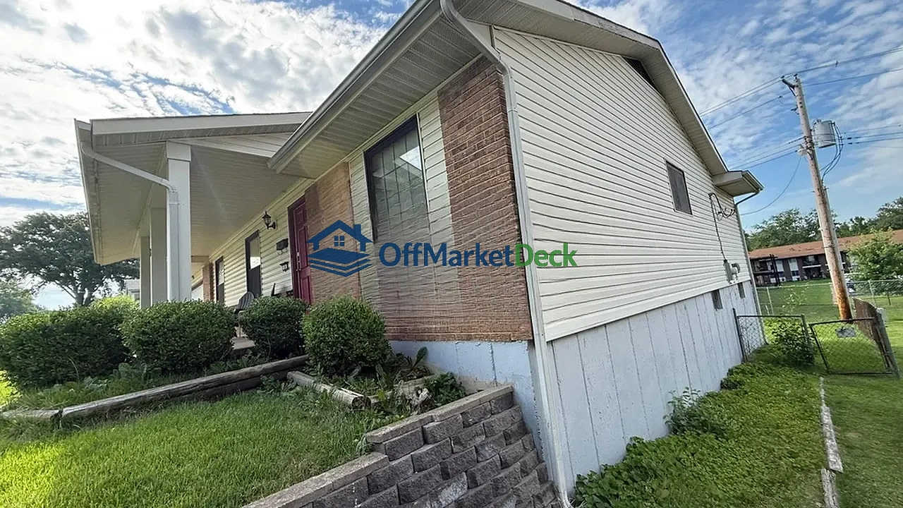 Off-market house in Florissant, Missouri — 3 beds, 3 baths, $139,900 — photo 2 of 8
