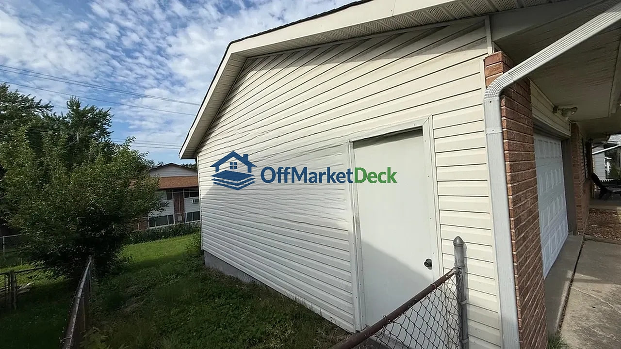 Off-market house in Florissant, Missouri — 3 beds, 3 baths, $139,900 — photo 3 of 8