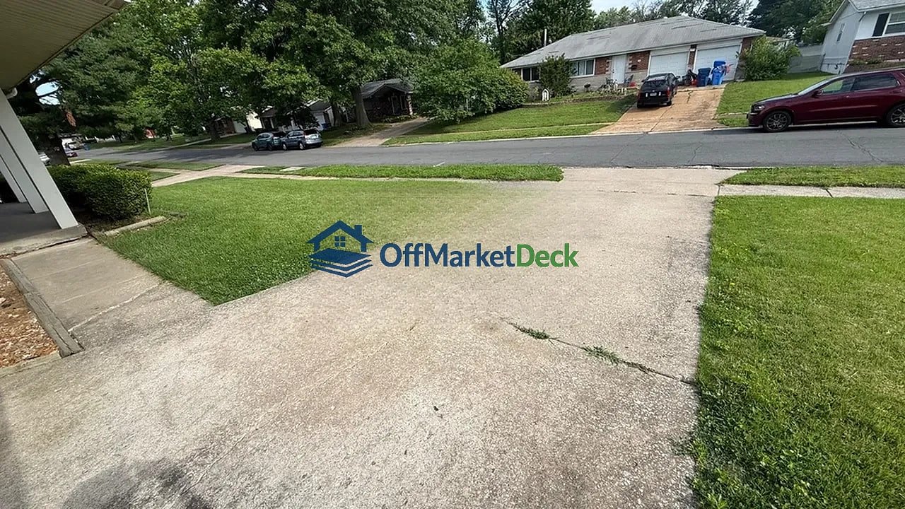 Off-market house in Florissant, Missouri — 3 beds, 3 baths, $139,900 — photo 7 of 8