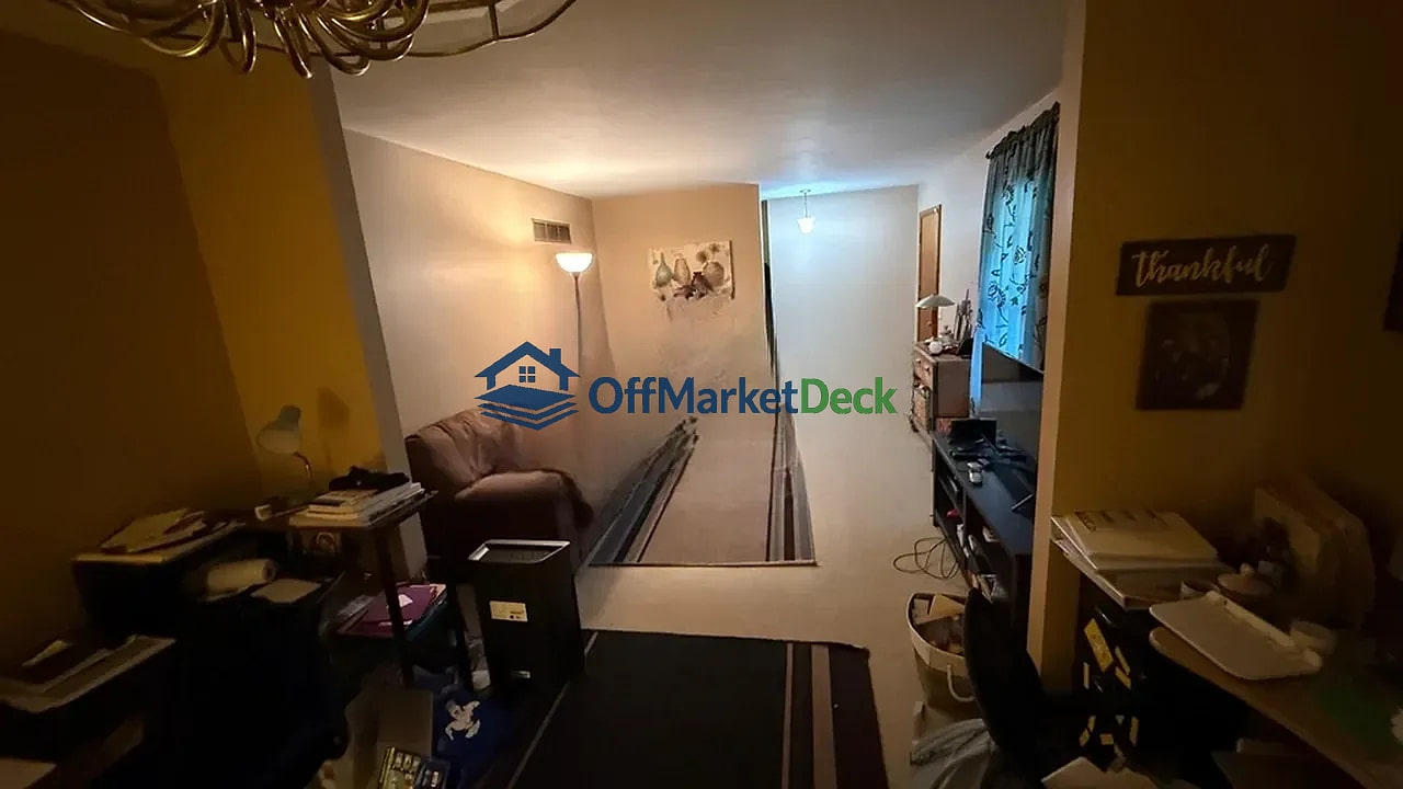 Off-market house in Florissant, Missouri — 3 beds, 3 baths, $139,900 — photo 8 of 8