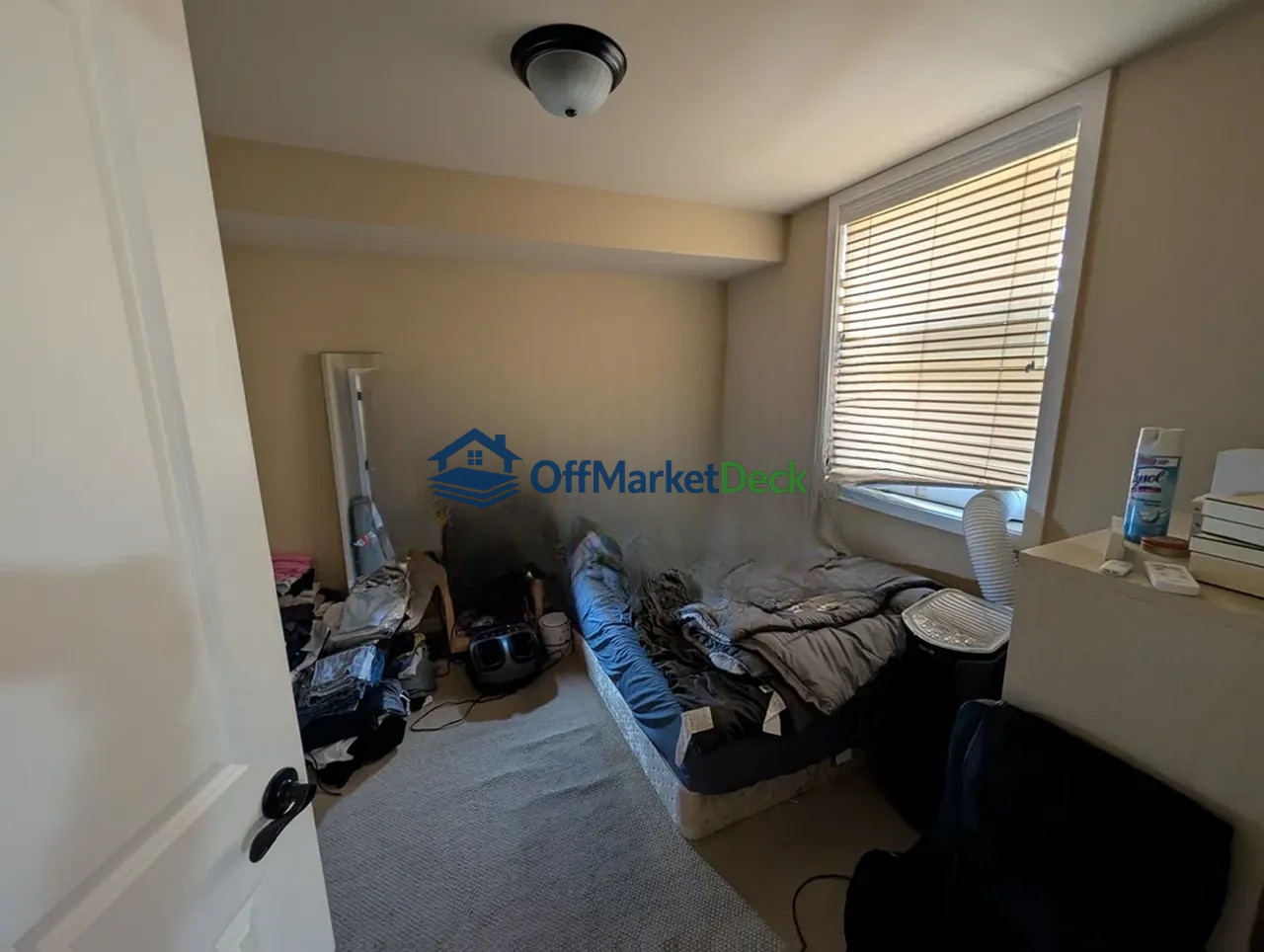 Off-market townhome in Seattle, Washington — 1 bed, 1 bath, $319,900 — photo 3 of 8