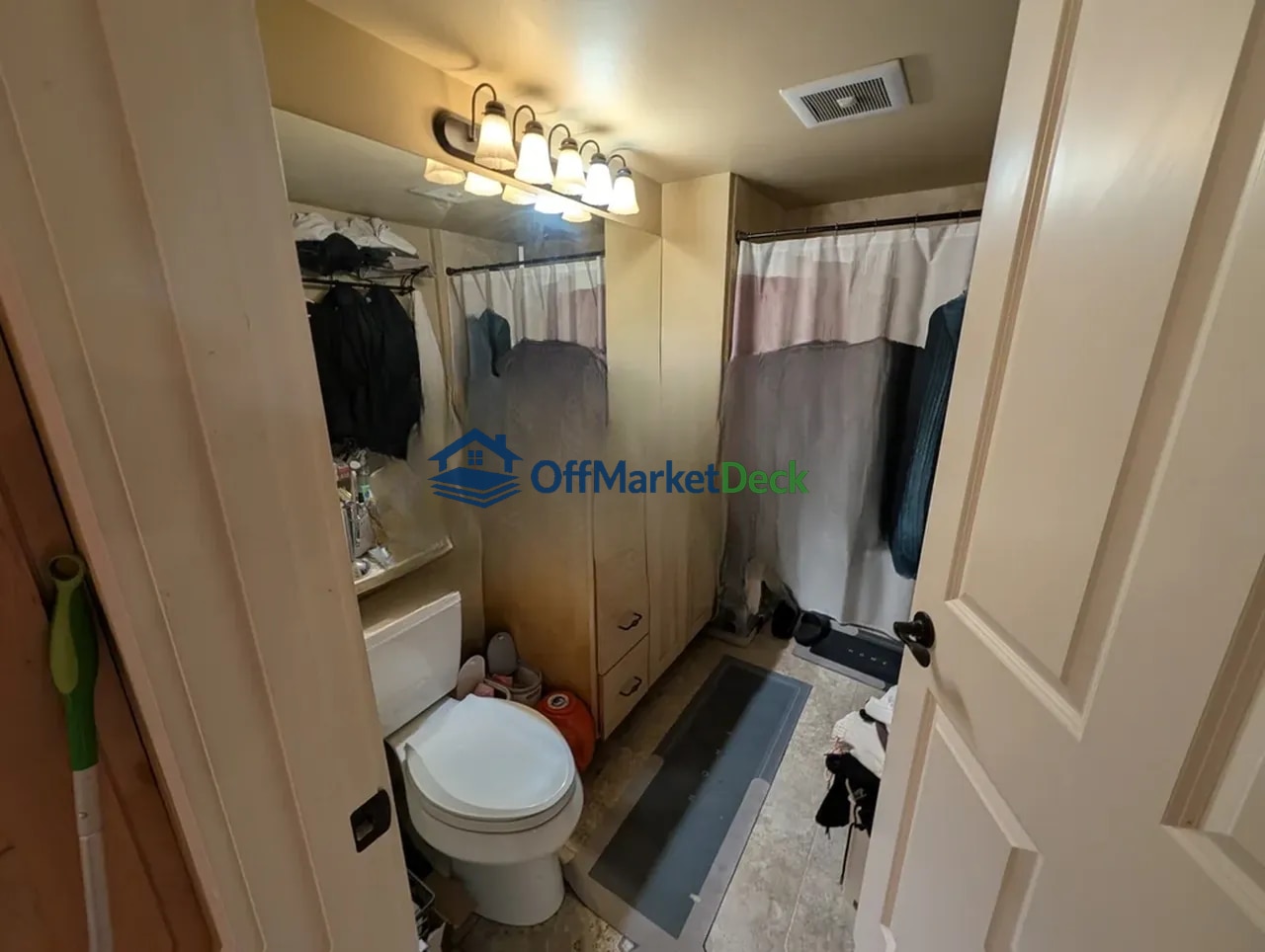 Off-market townhome in Seattle, Washington — 1 bed, 1 bath, $319,900 — photo 7 of 8