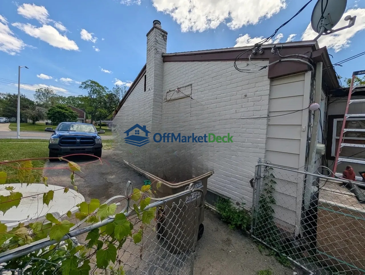 Off-market house in Pontiac, Michigan — 3 beds, 1 bath, $87,900 — photo 3 of 8