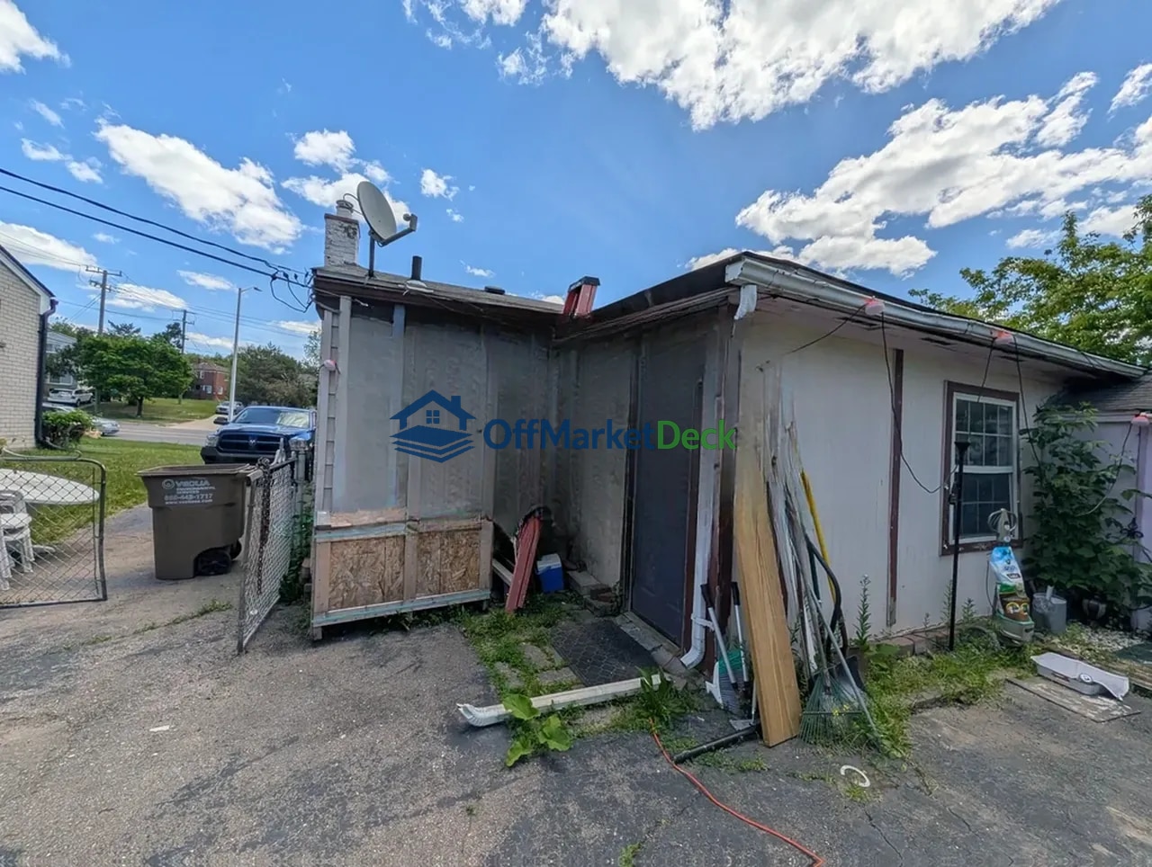 Off-market house in Pontiac, Michigan — 3 beds, 1 bath, $87,900 — photo 4 of 8