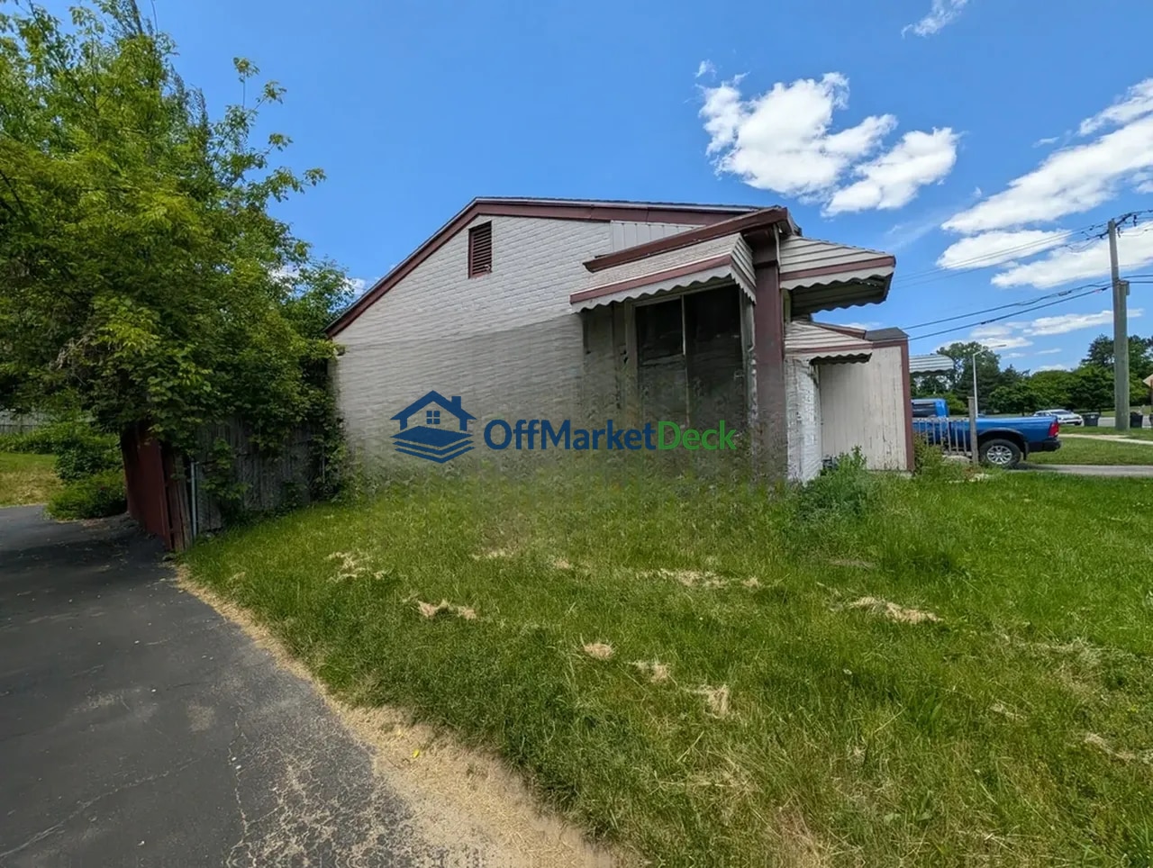 Off-market house in Pontiac, Michigan — 3 beds, 1 bath, $87,900 — photo 2 of 8