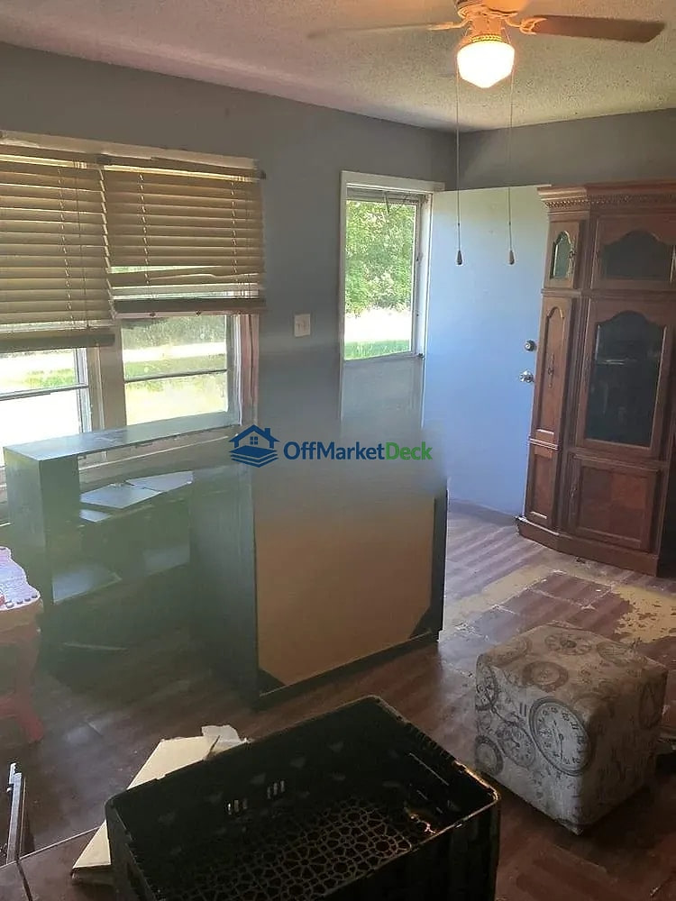 Off-market house in Centerville, Tennessee — 3 beds, 2 baths, $140,000 — photo 2 of 8
