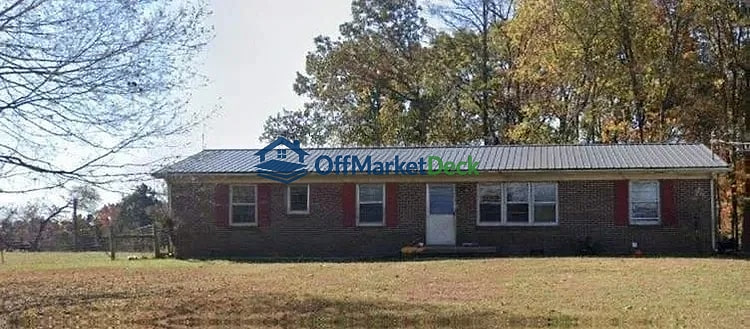 Off-market house in Centerville, Tennessee — 3 beds, 2 baths, $140,000 - Blurred background Image
