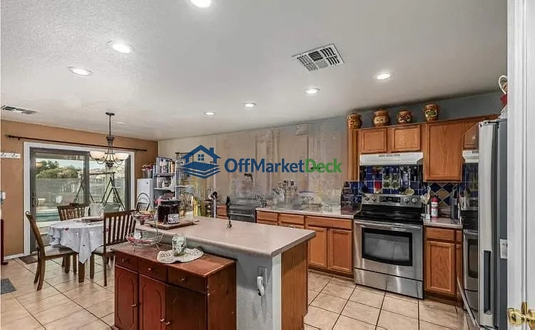 Off-market house in Mesa, Arizona — 4 beds, 2 baths, $425,000 — photo 7 of 8