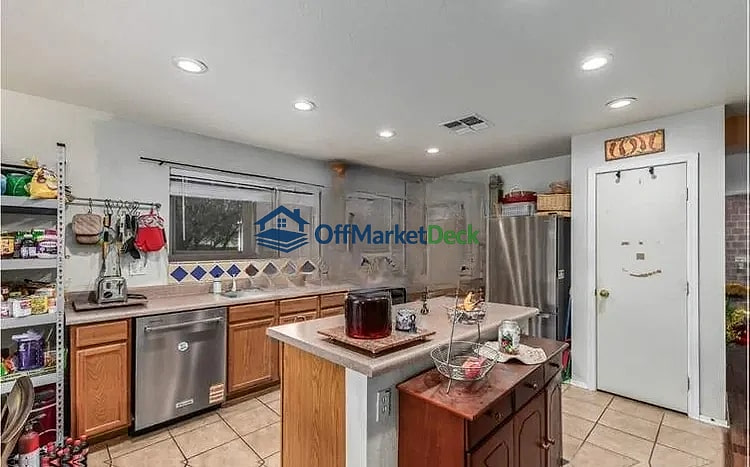 Off-market house in Mesa, Arizona — 4 beds, 2 baths, $425,000 — photo 6 of 8
