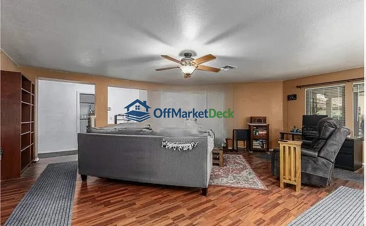 Off-market house in Mesa, Arizona — 4 beds, 2 baths, $425,000 — photo 4 of 8