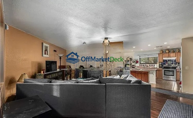 Off-market house in Mesa, Arizona — 4 beds, 2 baths, $425,000 — photo 5 of 8