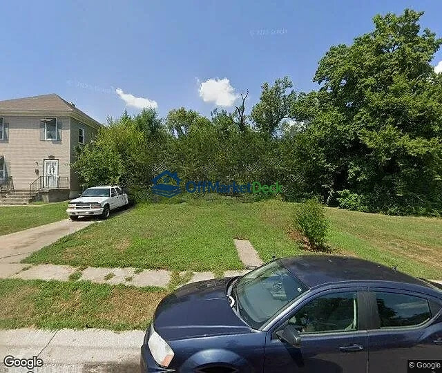 Off-market house in St. Louis, Missouri — 3 beds, 1 bath, $29,900 - Blurred background Image
