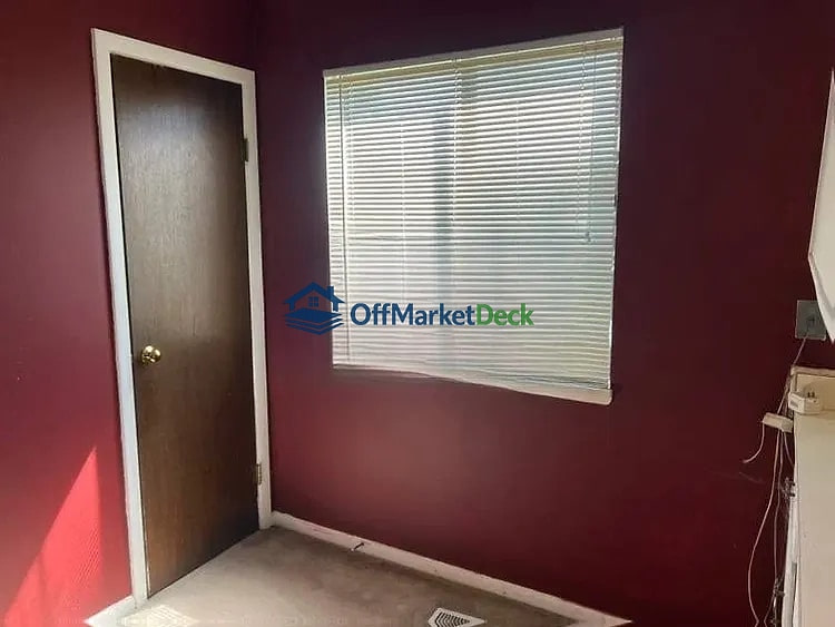 Off-market house in Indianapolis, Indiana — 3 beds, 2 baths, $73,000 — photo 6 of 8